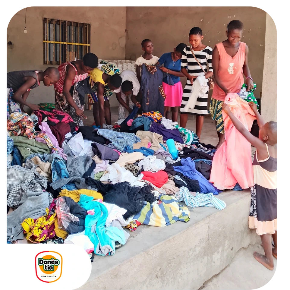 Distribution de vêtements à Vogan