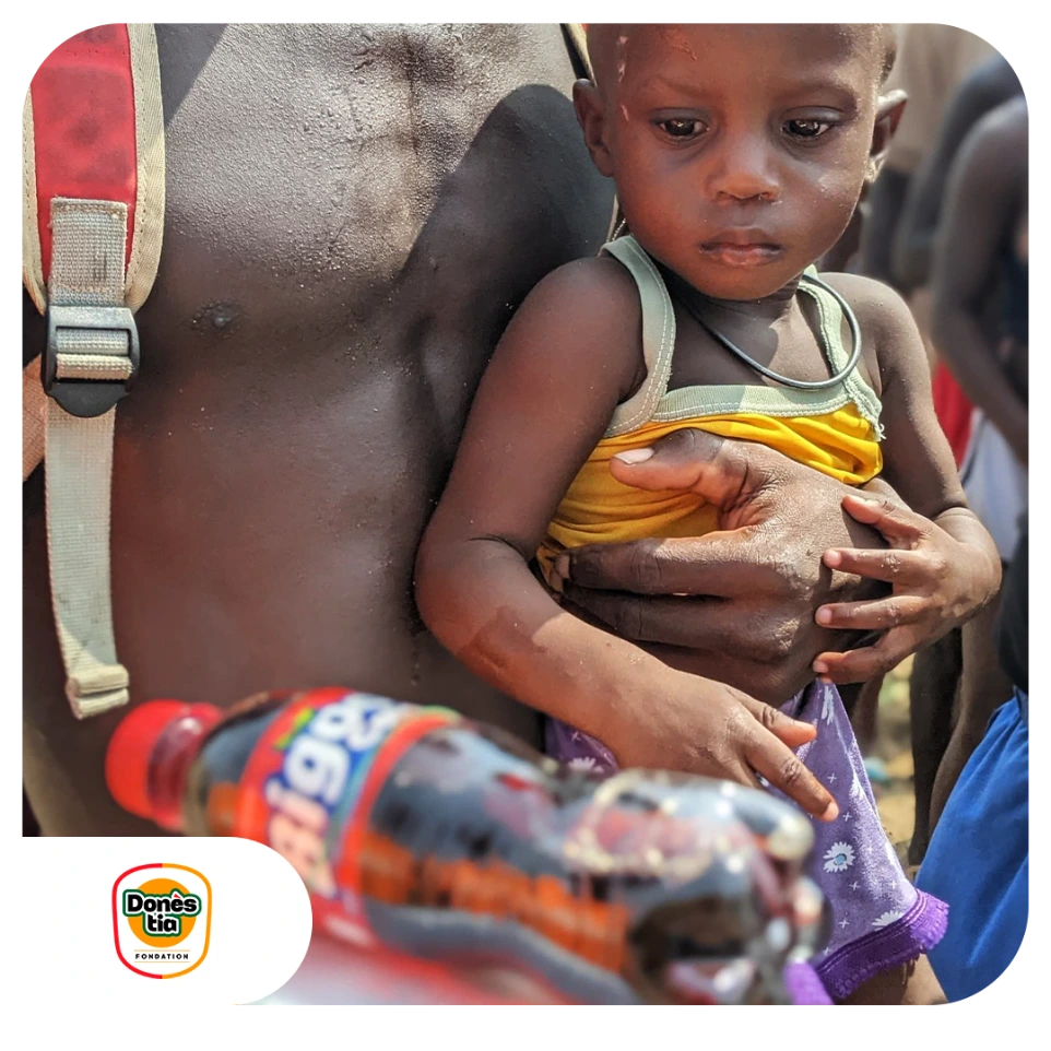Distribution de repas aux enfants à la plage de Lomé