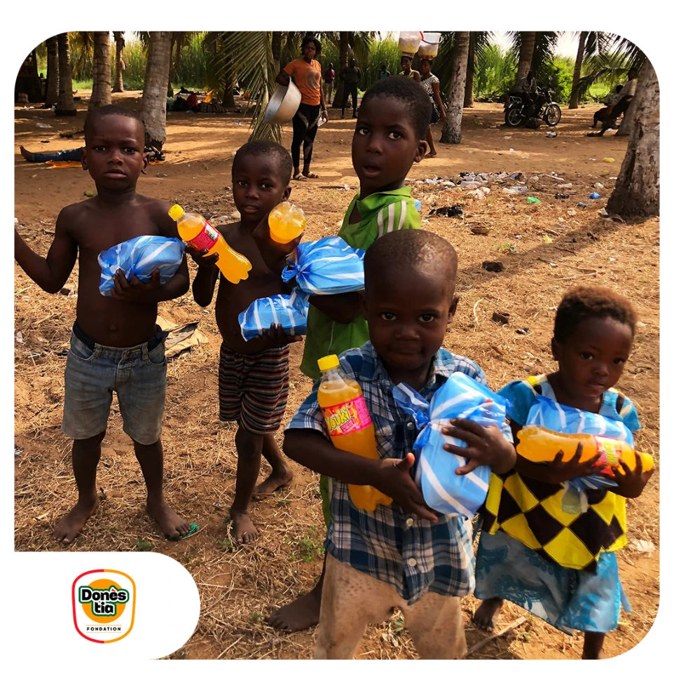 Distribution de repas aux enfants à la plage de Lomé