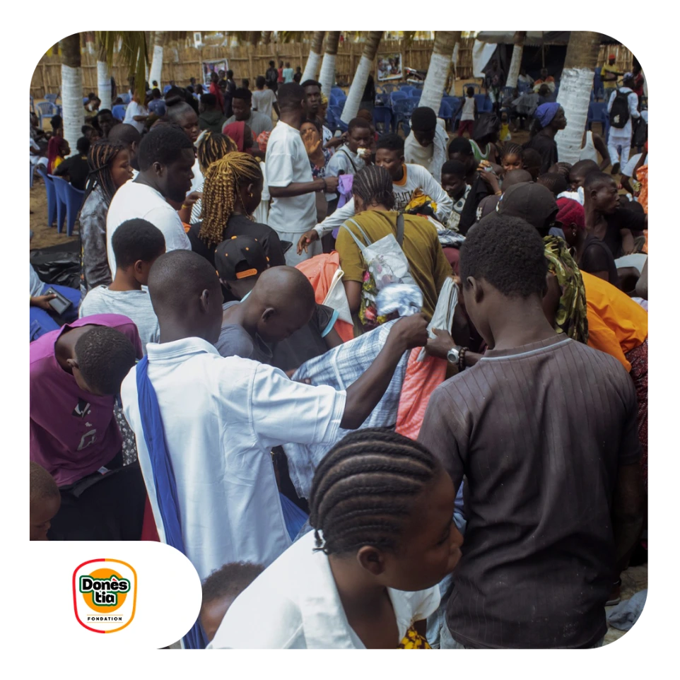 Distribution de vêtements à la plage de Lomé