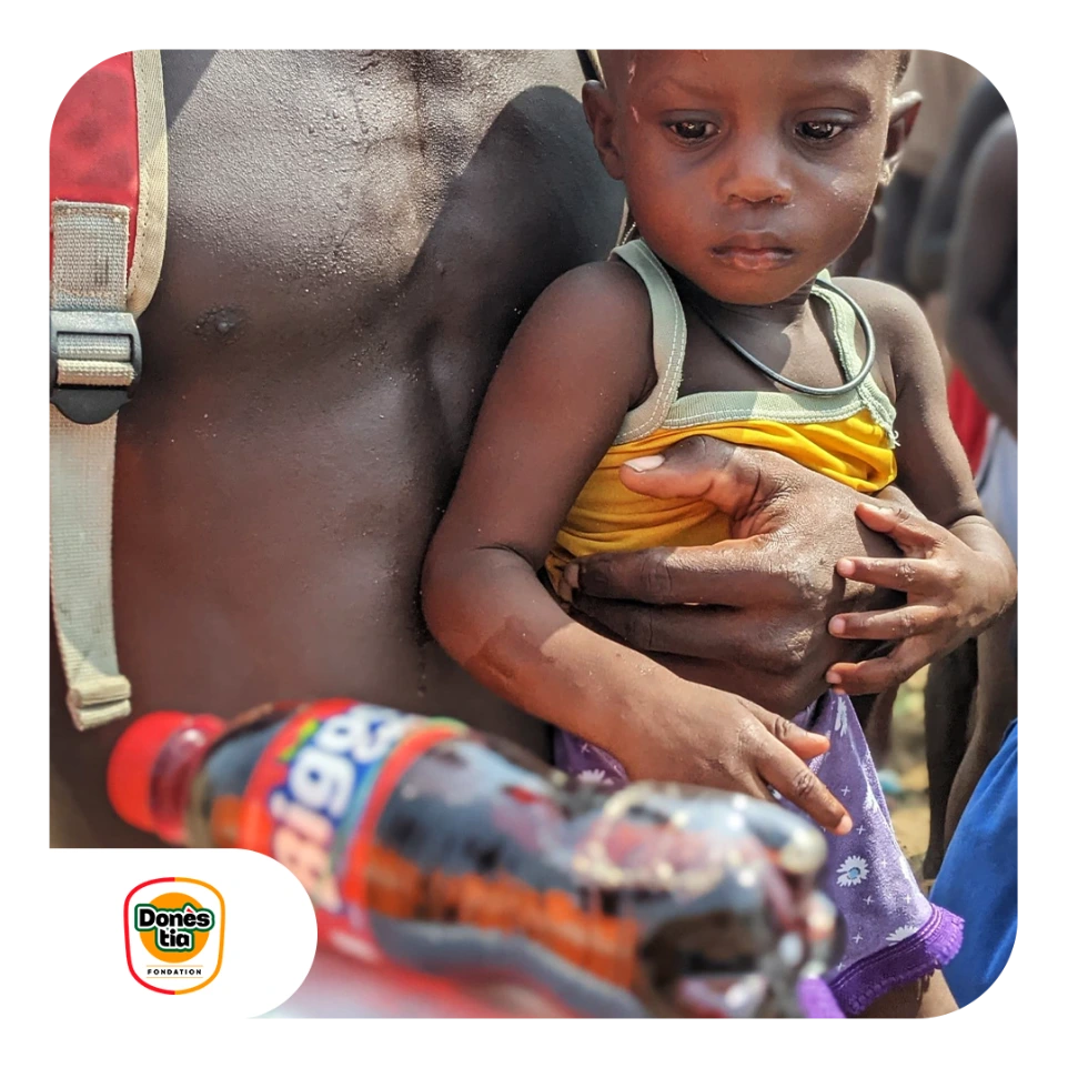 Distribution de repas aux enfants à la plage de Lomé